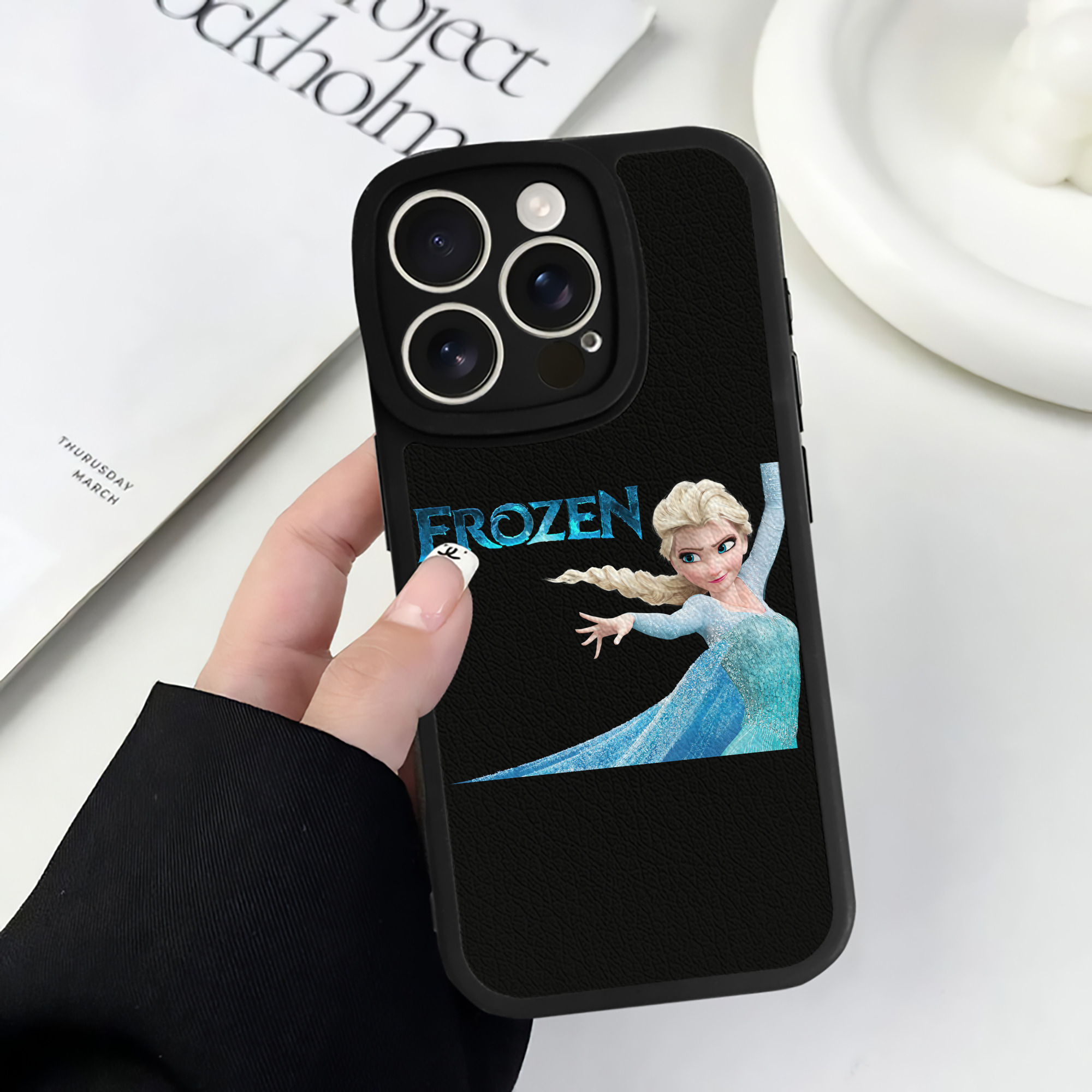 （画像用） アナと雪の女王 アンナ エルサ Frozen Anna Elsa 【iPhone 16シリーズ対応】シリコンスマホケース（レザー調） 材質：シリコン